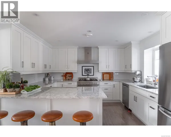 1045 RAVENSBOURNE Lane, Qualicum Beach, British Columbia V9K1N1
