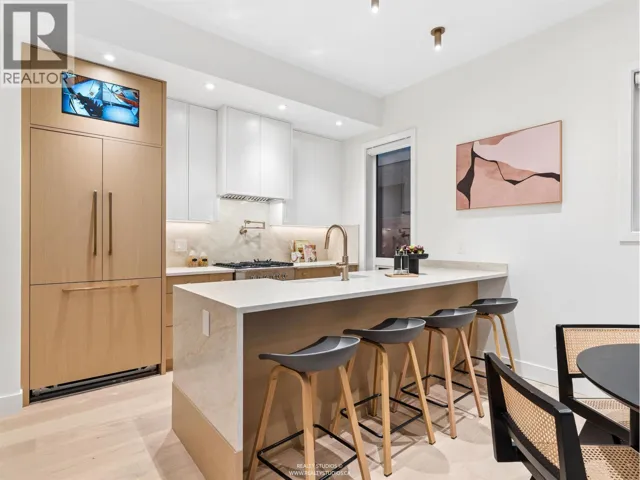 2 2541 E 2ND AVENUE, Vancouver, British Columbia V5M1C7