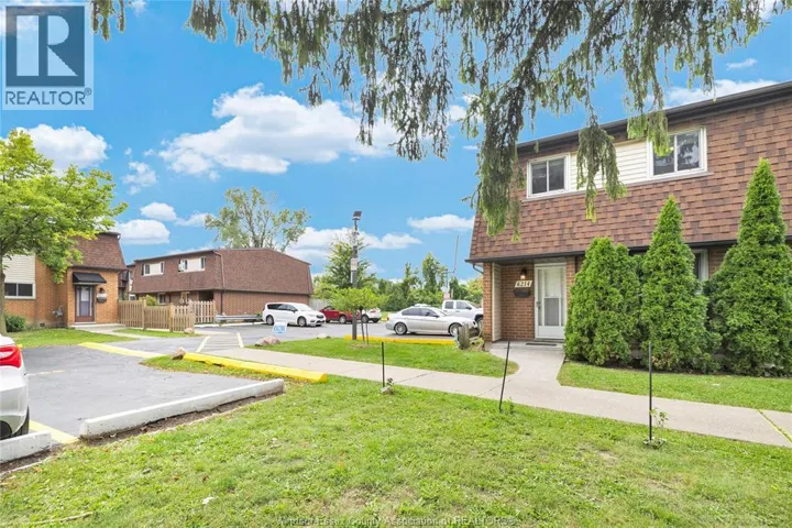 6214 THORNBERRY, Windsor, Ontario N8T3A3