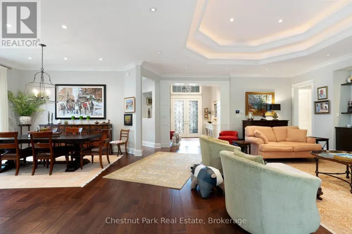 Plenty of space for entertaining family & friends
