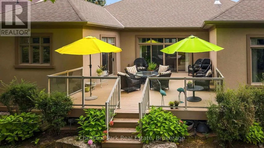 Private deck for al fresco dining & entertaining