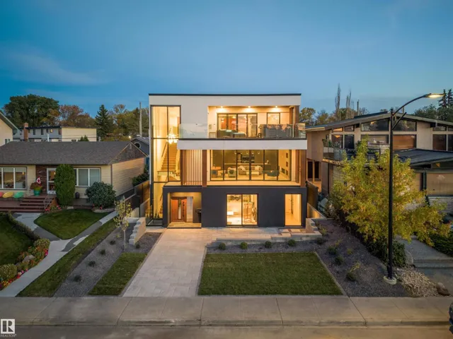8915 STRATHEARN DR NW, Edmonton, Alberta T6C4C8