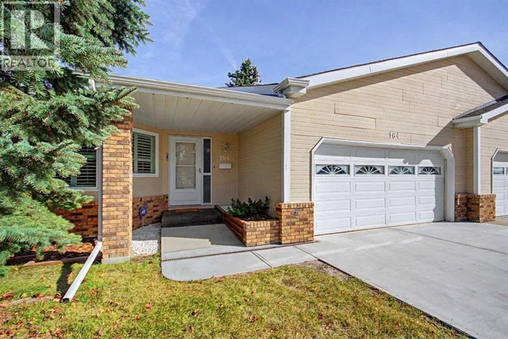 164 Strathaven Circle SW, Calgary, Alberta T3H2N5