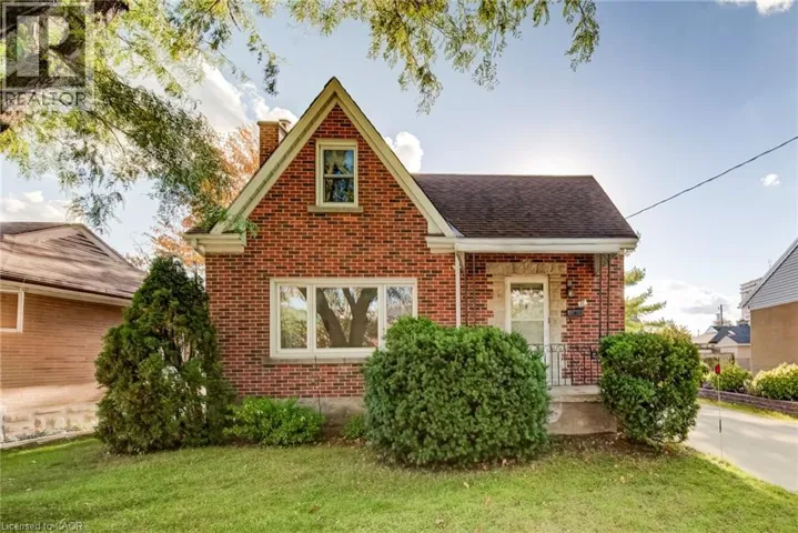 11 CRESTWOOD Avenue, Kitchener, Ontario N2H4K6