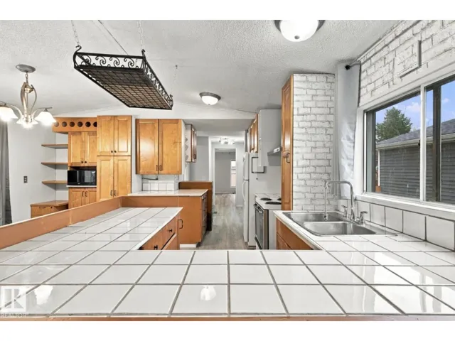 2664 Lakeview Dr NW, Edmonton, Alberta T5S1T7