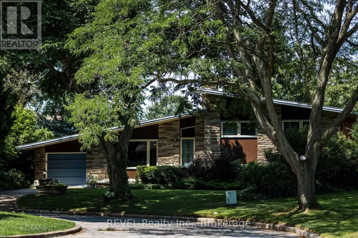 7 GLENAYR PLACE, St. Catharines (Glendale/Glenridge), Ontario L2T2A2