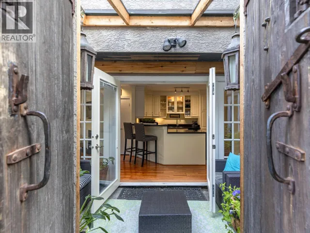 101 2535 YORK AVENUE, Vancouver, British Columbia V6K1E4