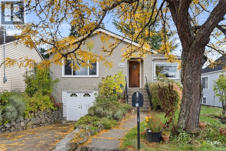 2825 Rockwell Ave, Saanich, British Columbia V9A2M8