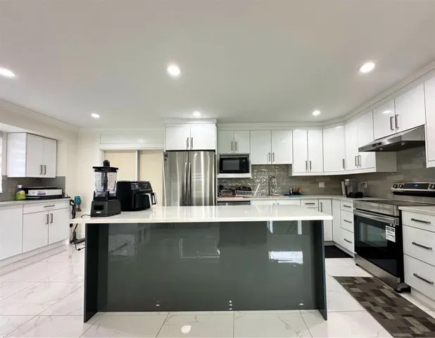 13017 64 AVENUE, Surrey, British Columbia V3W1X8