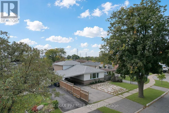 7 ARTECH COURT, Toronto (Black Creek), Ontario M3N1R3