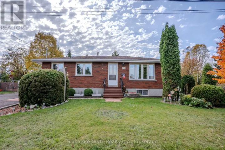 615 HOLLYLANE STREET, Thunder Bay (West End), Ontario P7B2E9