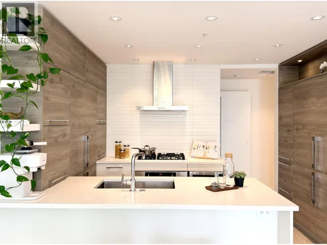 911 7388 KINGSWAY, Burnaby, British Columbia V3N0G9