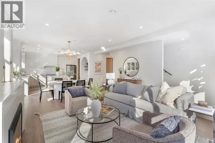 2 768 Lindsay St, Saanich, British Columbia V8Z3E1