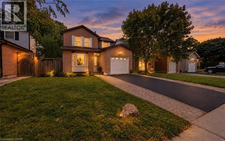 2092 HUNT Crescent, Burlington, Ontario L7M2N9