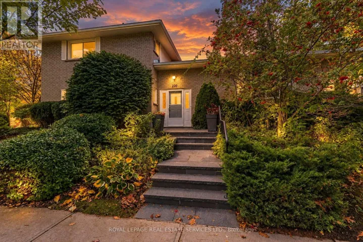 220 EDENBRIDGE DRIVE, Toronto (Edenbridge-Humber Valley), Ontario M9A3H1