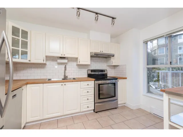 103 15150 108 AVENUE, Surrey, British Columbia V3R0V1