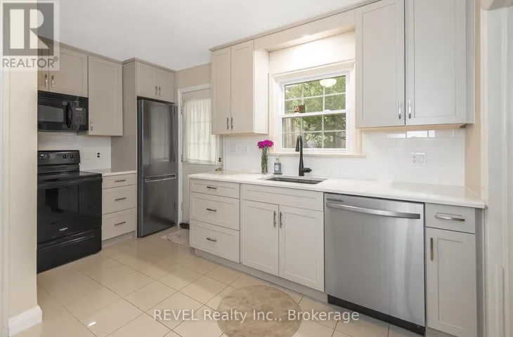 113 ST. PAUL CRESCENT, St. Catharines (Western Hill), Ontario L2S1M7
