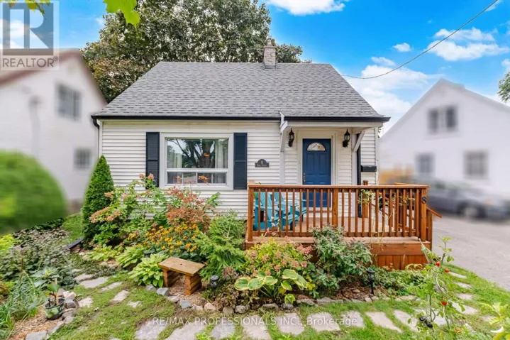8 SMITH CRESCENT, Toronto (Stonegate-Queensway), Ontario M8Z3X5