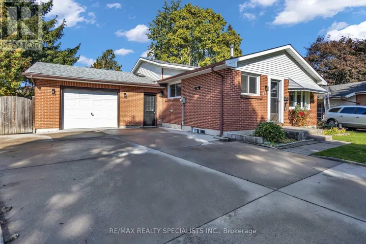 27 TOULON CRESCENT, London East (East I), Ontario N5V1J4