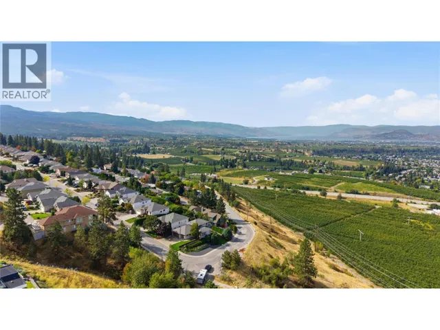 724 Lone Pine Drive, Kelowna, British Columbia V1P1A1