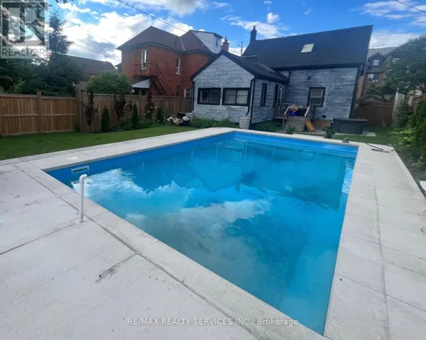 323 CHARLTON AVENUE W, Hamilton (Kirkendall), Ontario L8P2E6