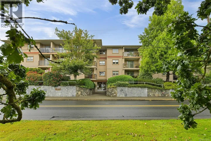 301 1694 Cedar Hill Cross Rd, Saanich, British Columbia V8P2P7