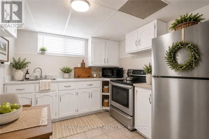 374 UPPER WENTWORTH STREET W, Hamilton (Inch Park), Ontario L9A4T5