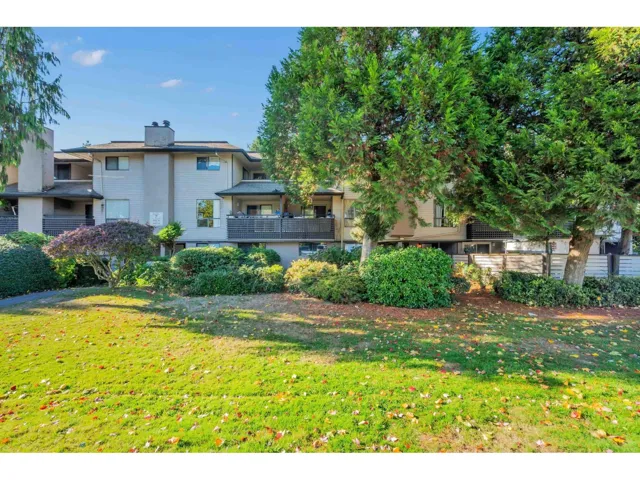 14846 HOLLY PARK LANE, Surrey, British Columbia V3R6Y2