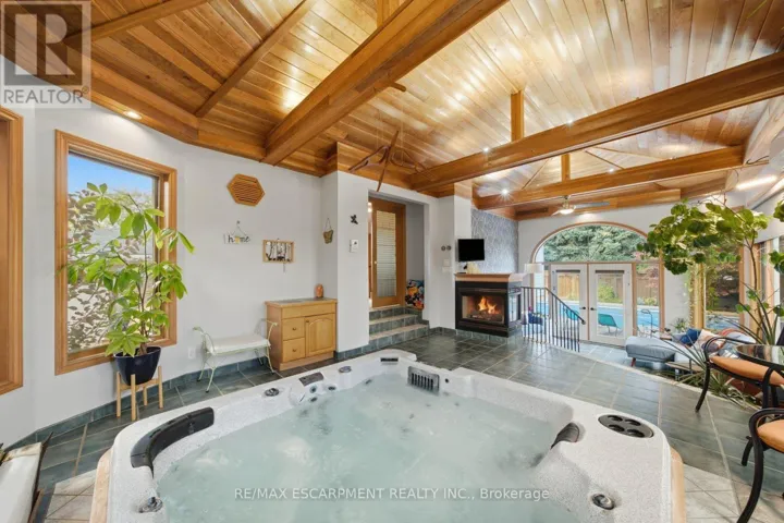 16 REDWOOD COURT, Hamilton (Stoney Creek), Ontario L8G2Y4