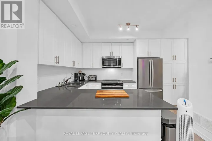23 - 22 LYTHAM GREEN CIRCLE, Newmarket (Glenway Estates), Ontario L3Y0H4