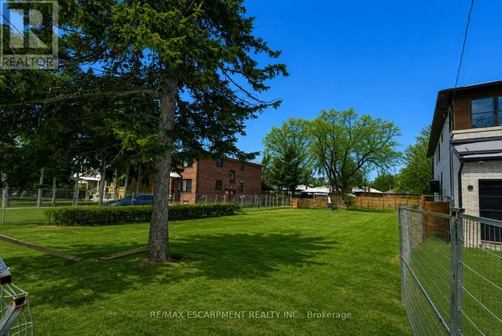 19A BROADVIEW AVENUE, Mississauga (Port Credit), Ontario L5H2S8