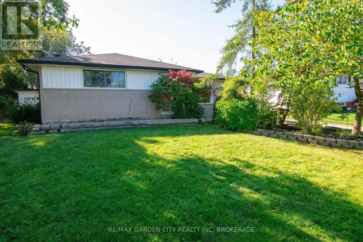 15 KAREN CRESCENT, Grimsby (Grimsby West), Ontario L3M2E3