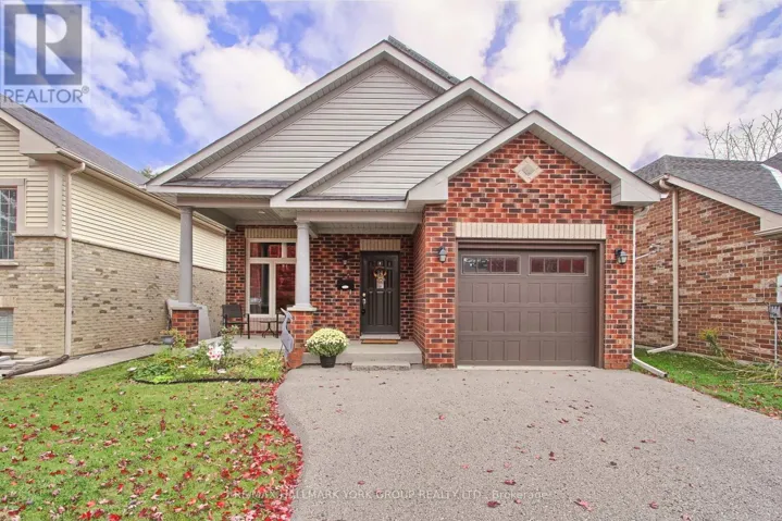 17 HILLVIEW DRIVE, Newmarket (Bristol-London), Ontario L3Y4Y3