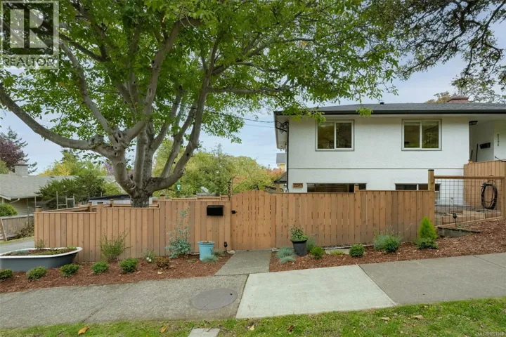 2207 Victor St, Victoria, British Columbia V8R4C6