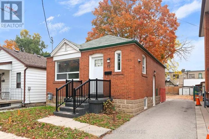 11 VIMY AVENUE, Toronto (Weston), Ontario M9N2W1