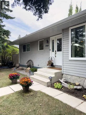 7048 61 Avenue NW, Calgary, Alberta T3B3H8