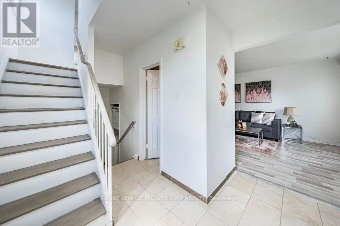 3 CLAYHALL CRESCENT, Toronto (York University Heights), Ontario M3J1W5