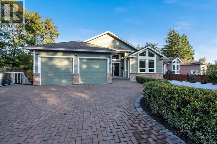 2168 Ferndale Rd, Saanich, British Columbia V8Z2Z1