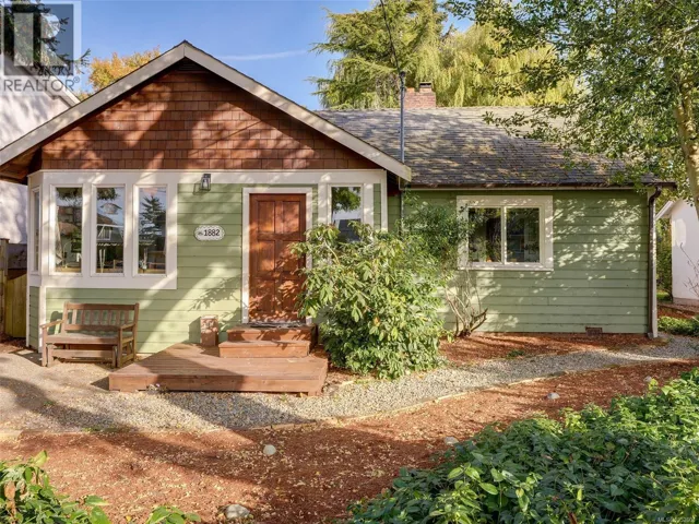 1882 Neil St, Saanich, British Columbia V8R3C7
