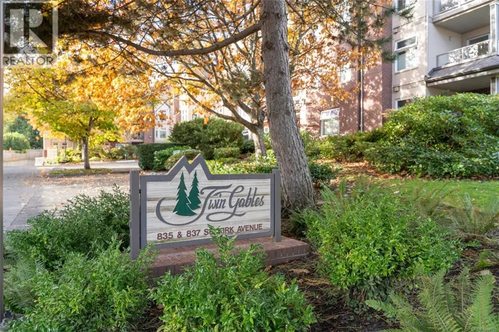 105 835 Selkirk Ave, Esquimalt, British Columbia V9A2T7