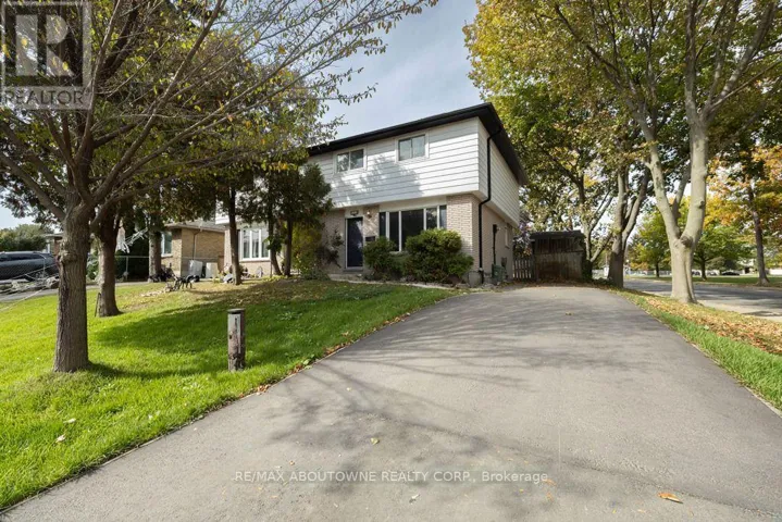 4 GLAMIS COURT, Hamilton (Gilkson), Ontario L9C6B3
