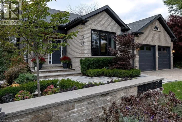 98 MOORE Crescent, Ancaster, Ontario L9G4Z6