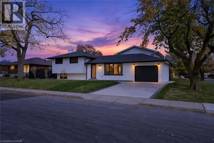 4 BERMUDA Court, Hamilton, Ontario L9C2J8