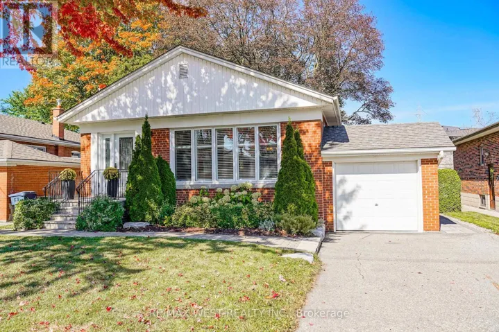 18 NASHLAND AVENUE, Toronto (Princess-Rosethorn), Ontario M9B2V4
