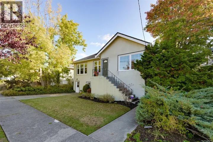 145 Beechwood Ave, Victoria, British Columbia V8S3W4