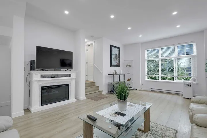 8 10433 158 STREET, Surrey, British Columbia V4N6S3