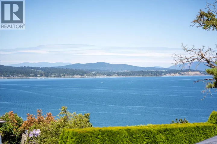 4596 Bonnieview Pl, Saanich, British Columbia V8N3V6