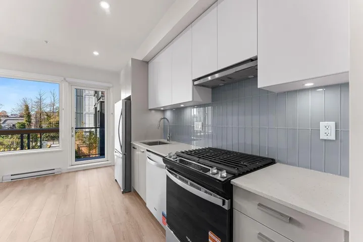 220 13760 75A AVENUE, Surrey, British Columbia V3W3W5