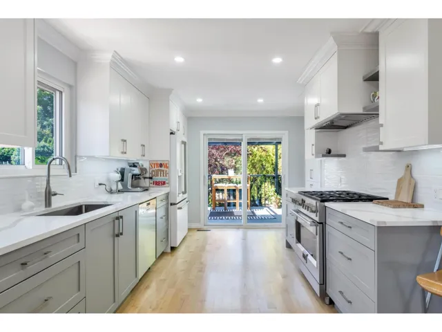 871 KENT STREET, White Rock, British Columbia V4B4S7