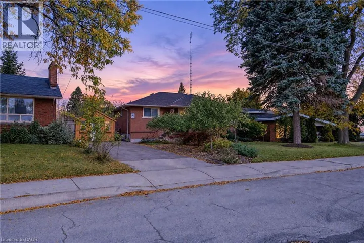 6 SANDRINGHAM Avenue, Hamilton, Ontario L9C2H4